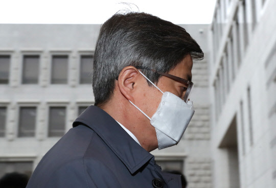 김명수 대법원장이 15일 오전 서울 서초구 대법원으로 출근하고 있다.  <연합뉴스>